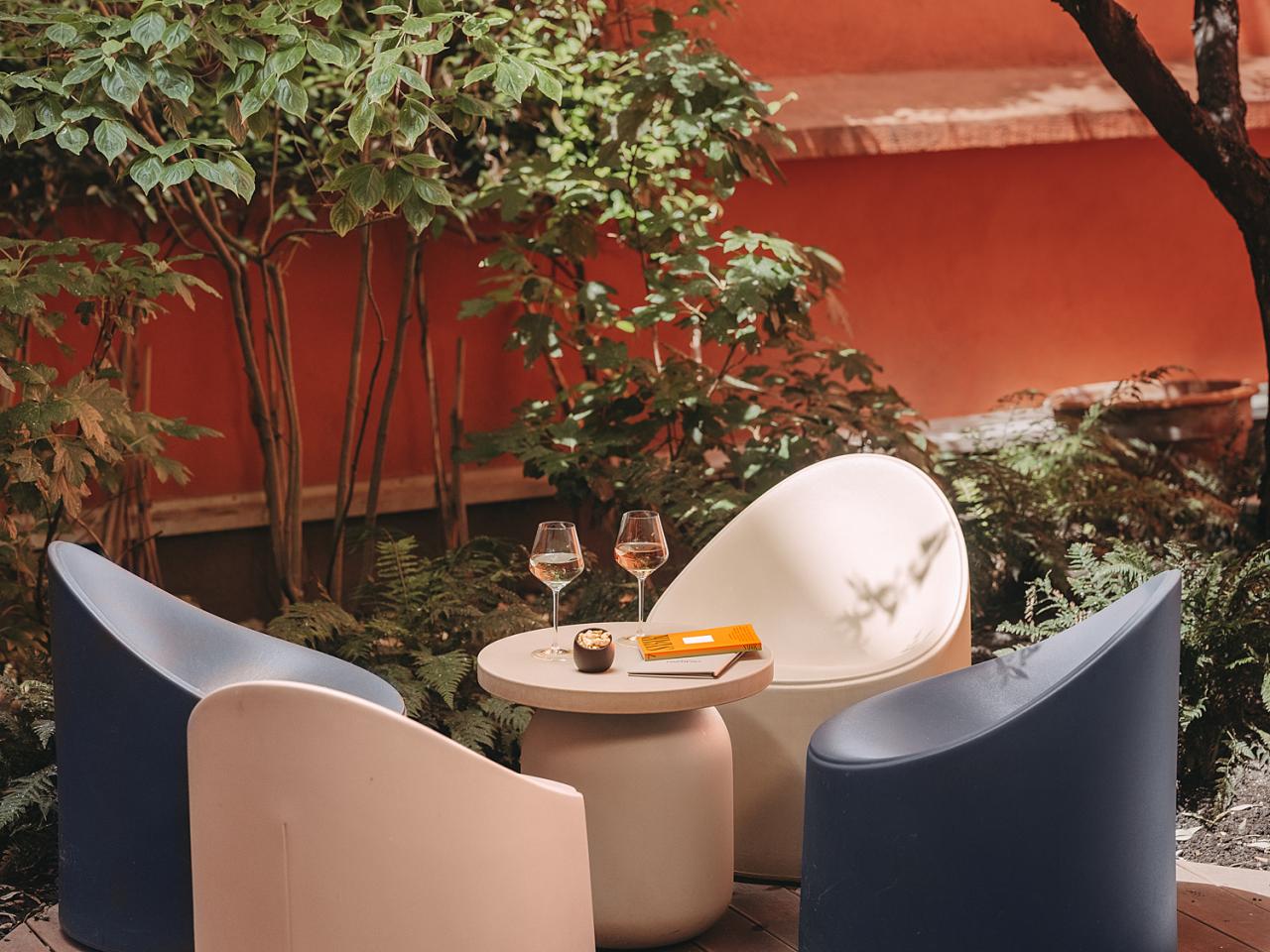 Drawing Hotel - patio